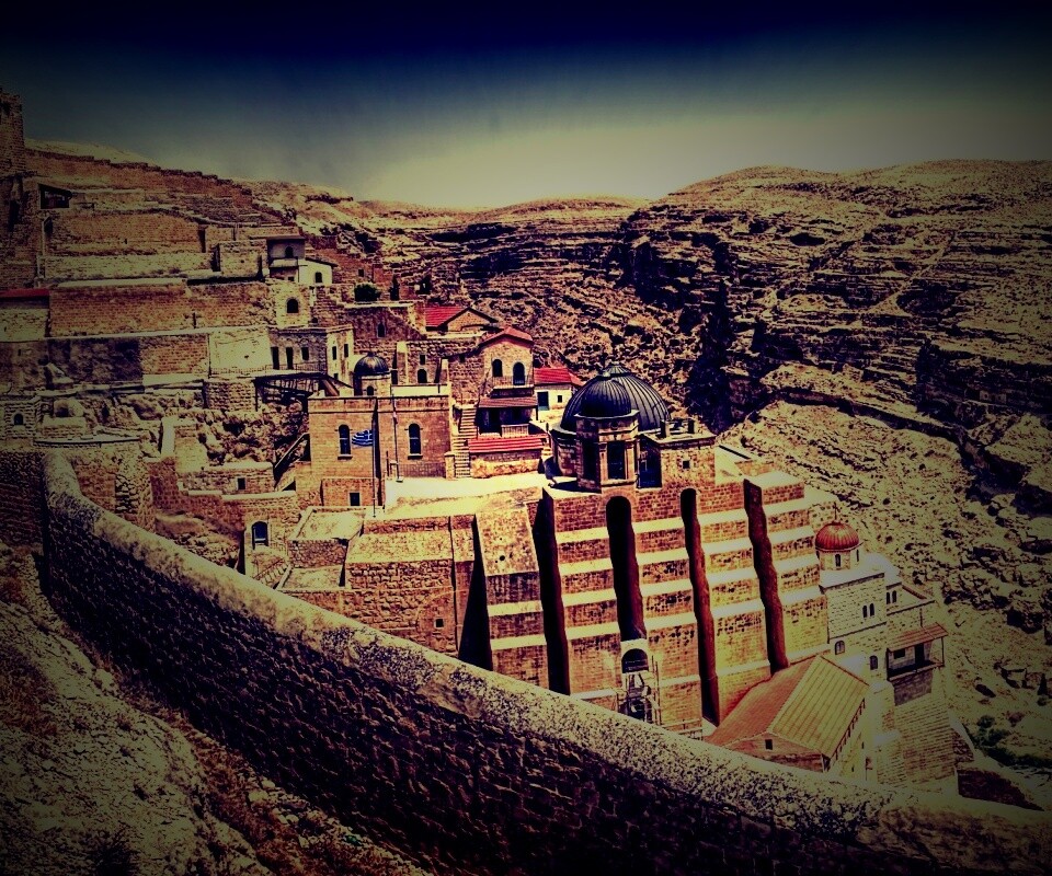 Город среди скал обои