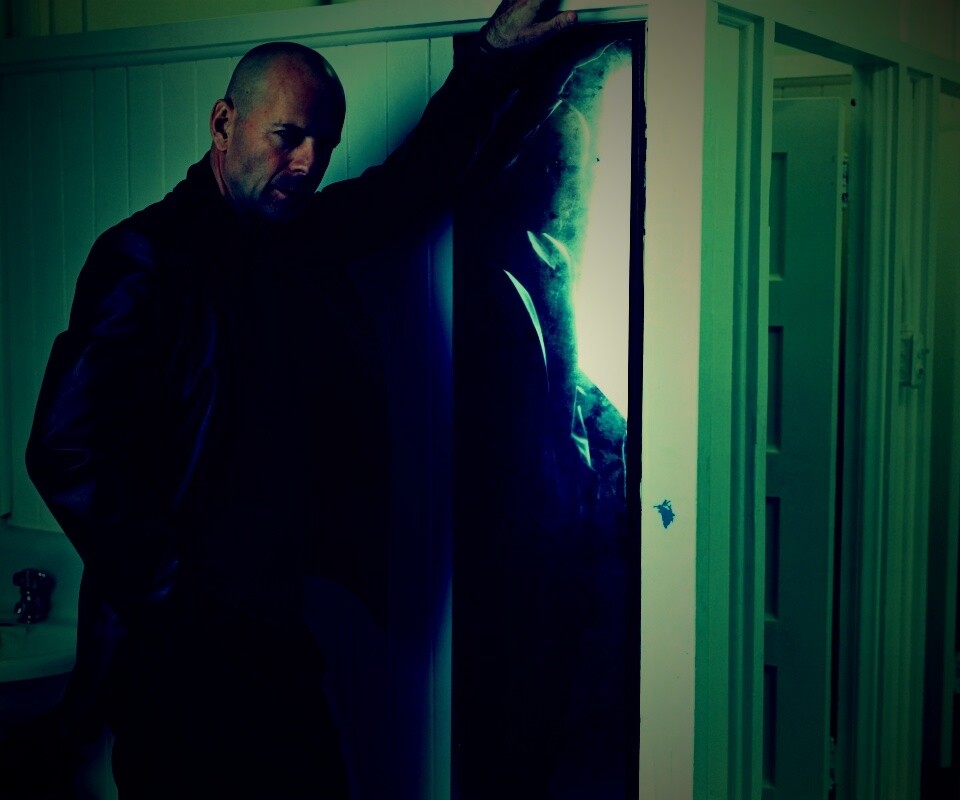 Брюс Уиллис у зеркала обои