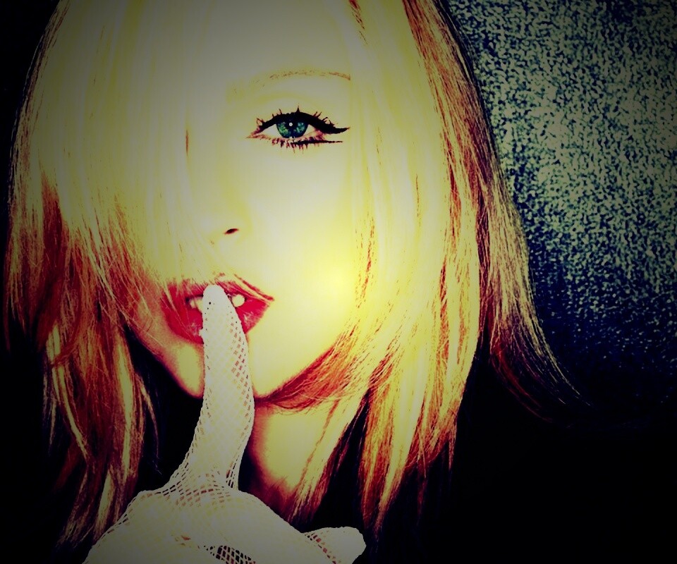 Мадонна прикладывает палец к губам обои