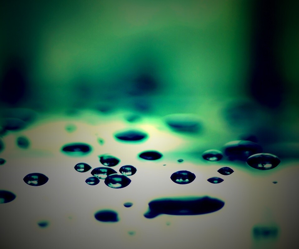 Темные капли на зеркальнйо поверхности обои