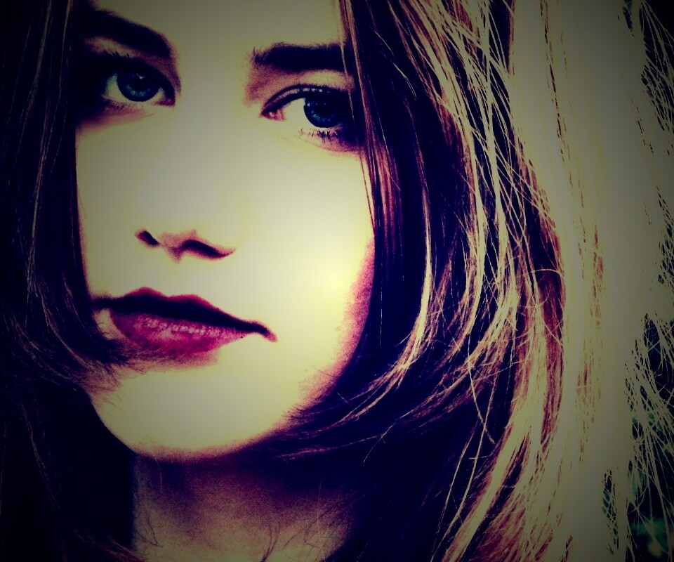 Взгляд голубоглазой девушки обои