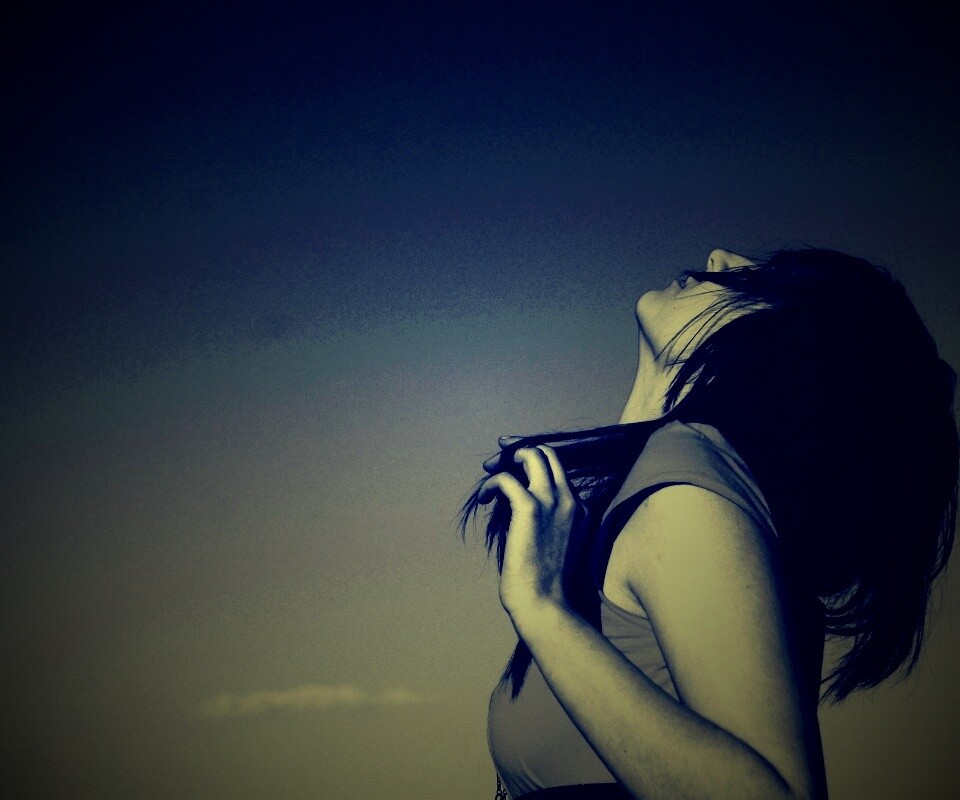 Взгляд брюнетки в небо обои