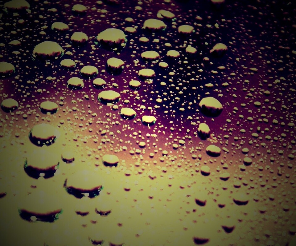 Капли воды на поверхности стекла обои