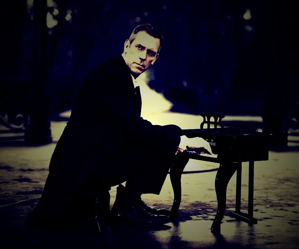 Хью Лори за маленьким роялем обои