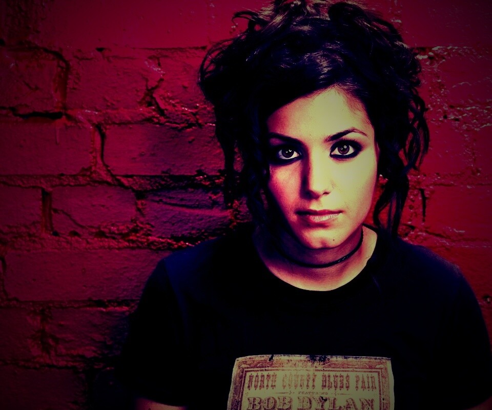 Подросток на фоне розовой кирпичной стены обои