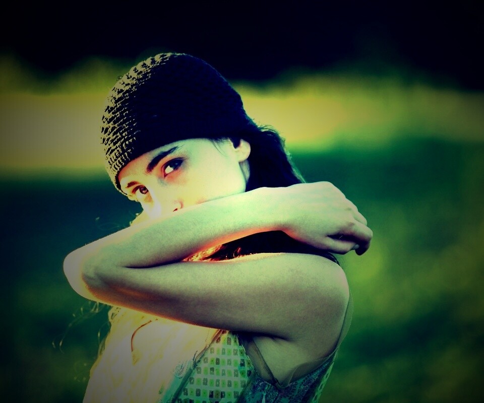 Спрятавшись за сгибом руки обои