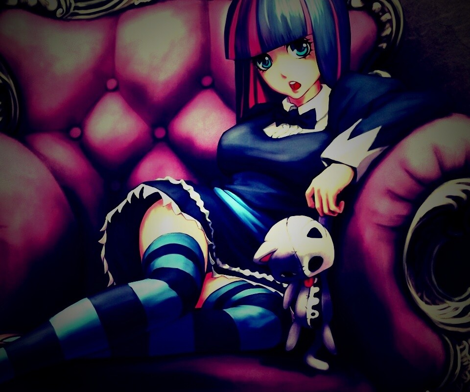 Девочка с куклой котенка обои