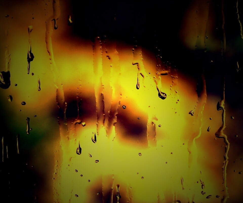 Текущая по стеклу вода обои