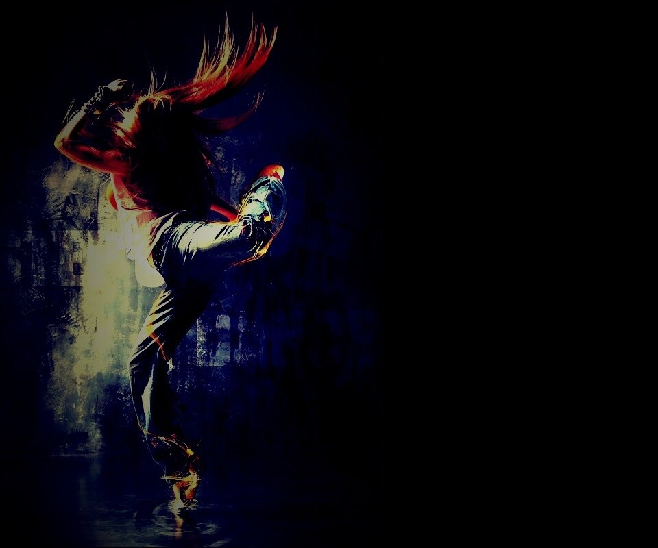 Девушка в диком танце обои