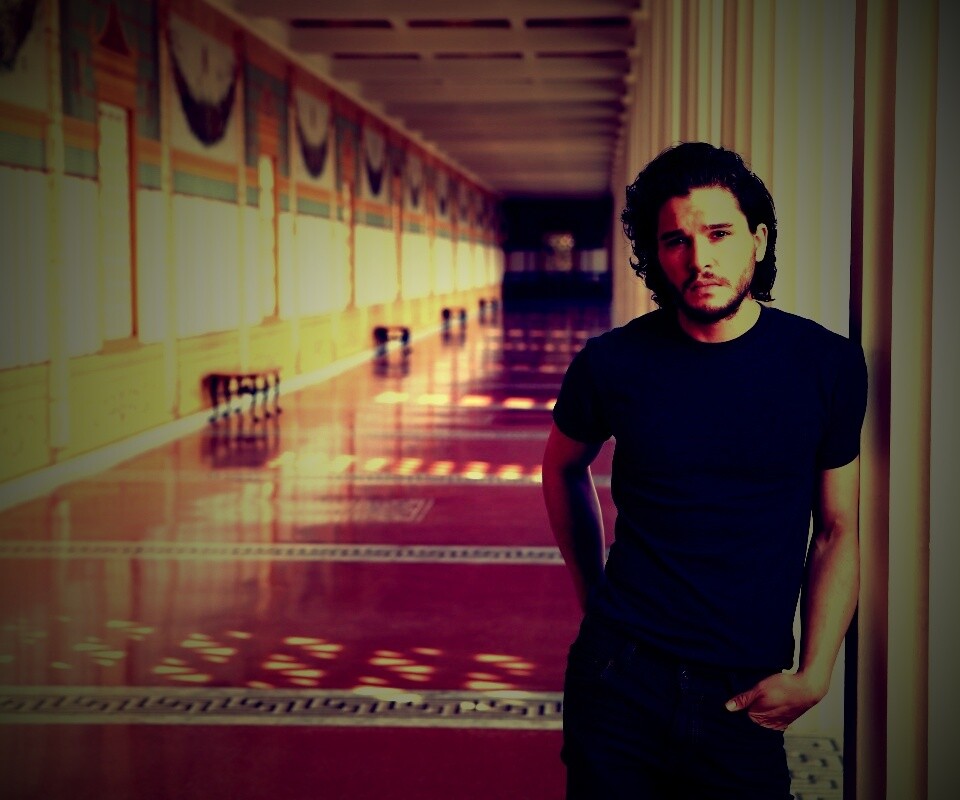 Кит Харингтон у колонны обои