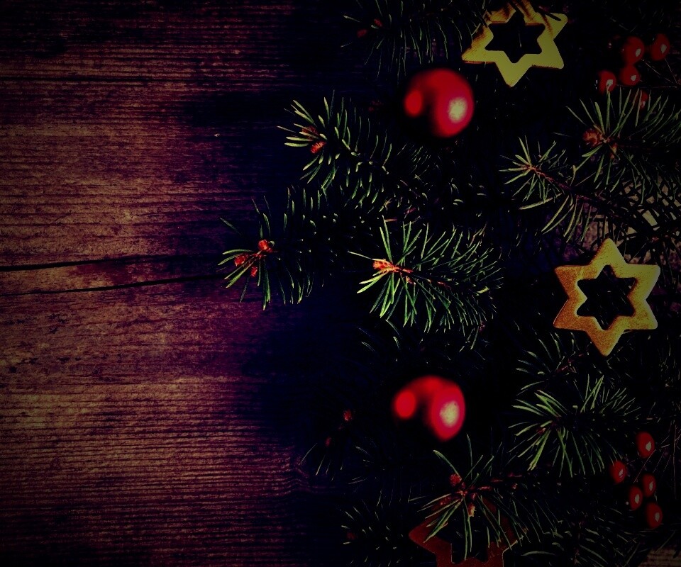 Новогодние игрушки на еловой ветке обои