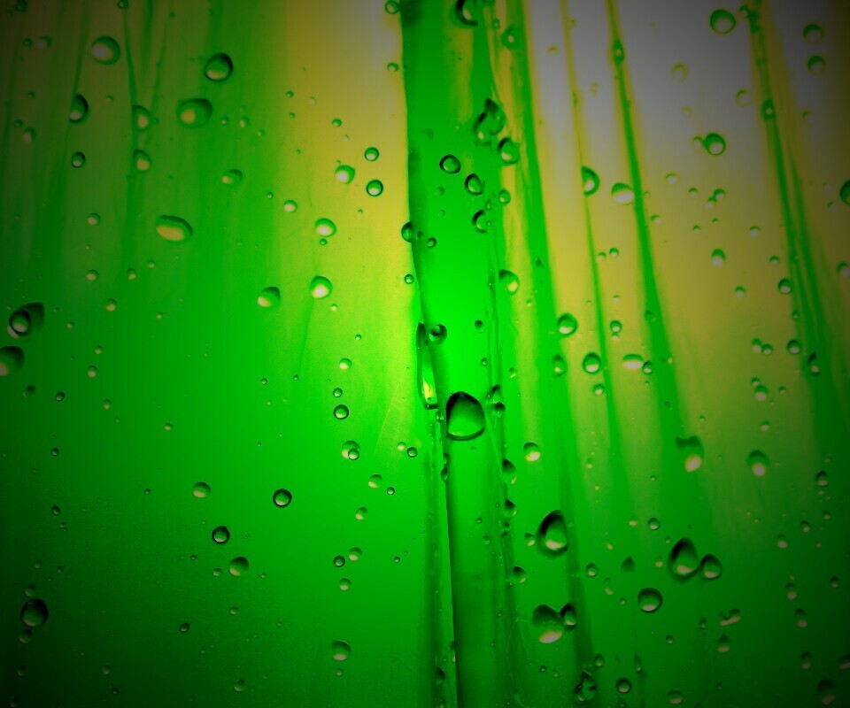 Капли на зеленом пластике обои