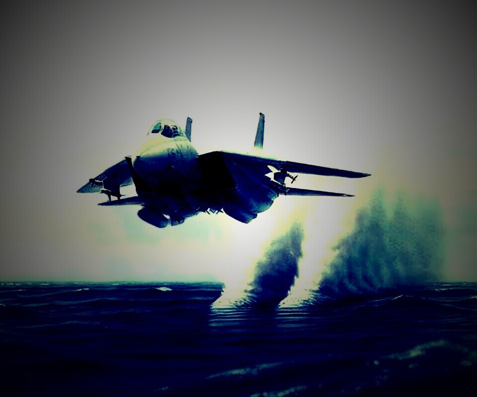 Истребитель над водой обои