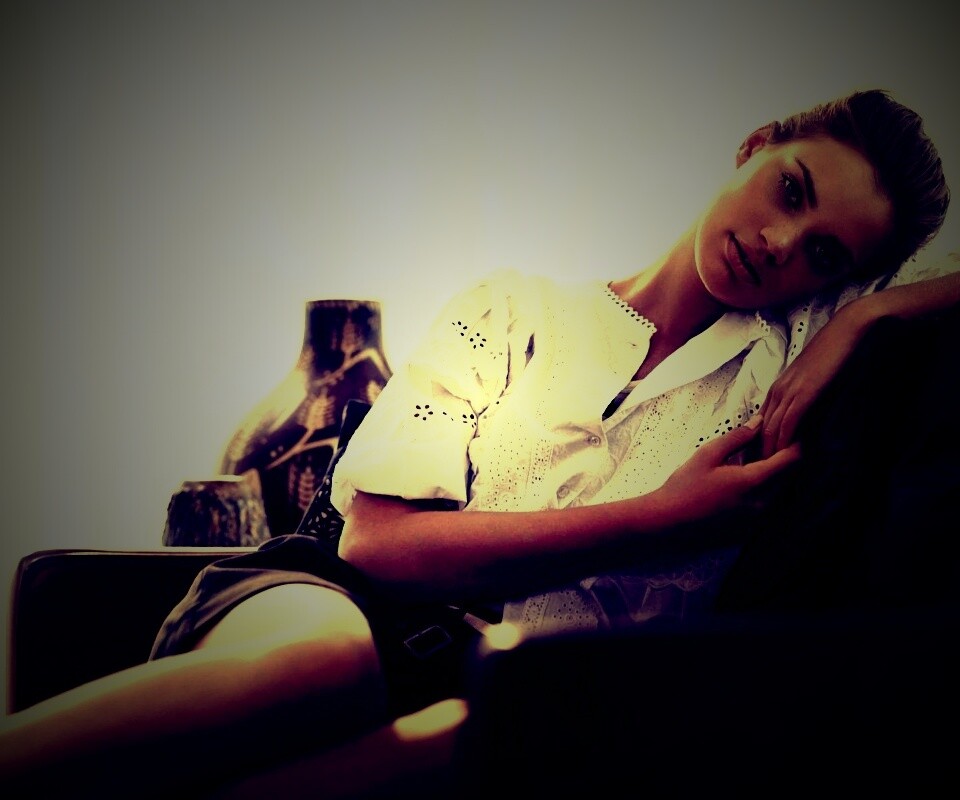 Девушка на диване обои