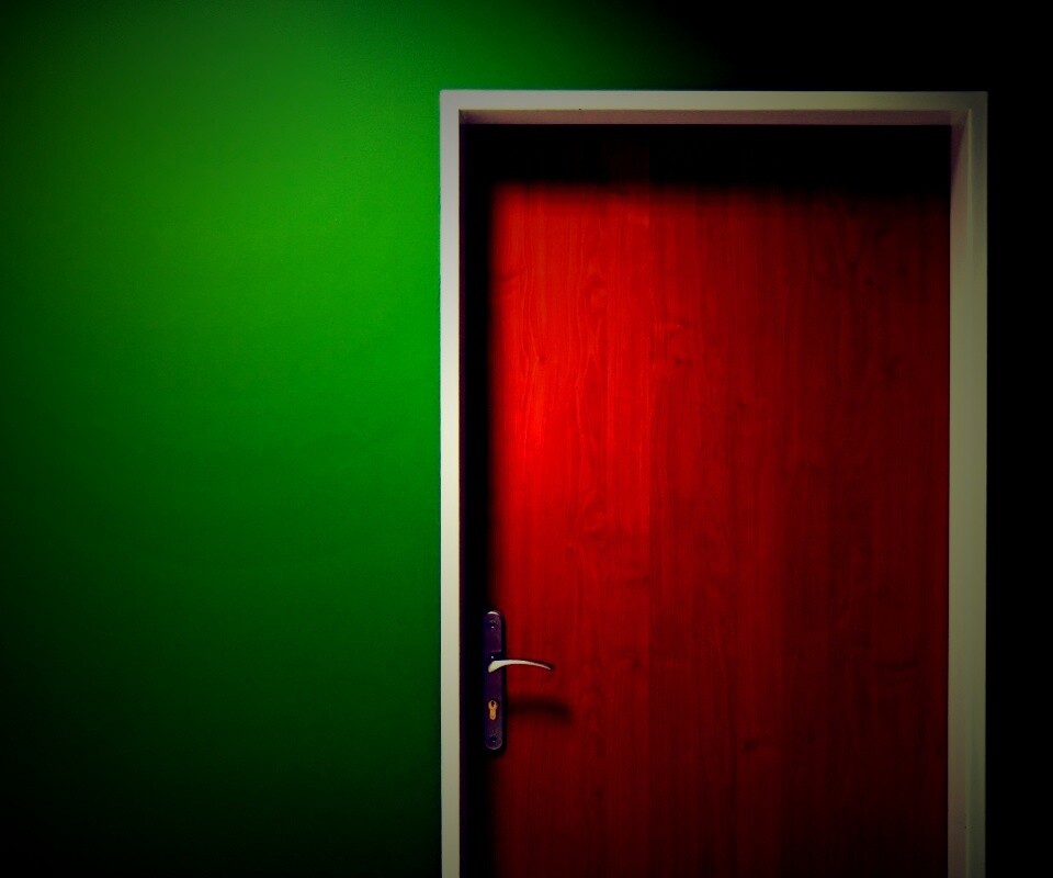 Дверь в стене обои