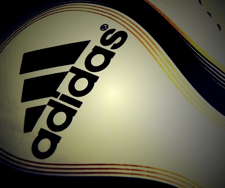 Мяч с логотипом Adidas обои