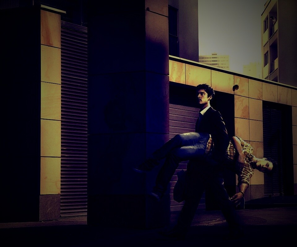 Мужчина с куклой обои