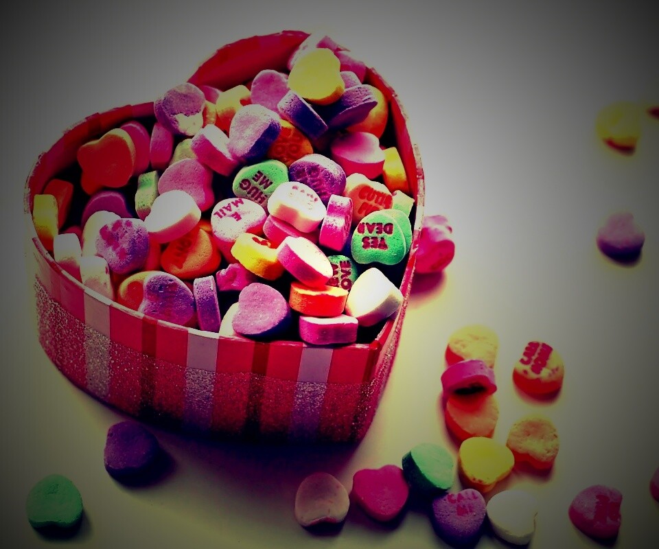 Конфеты в форме сердца обои