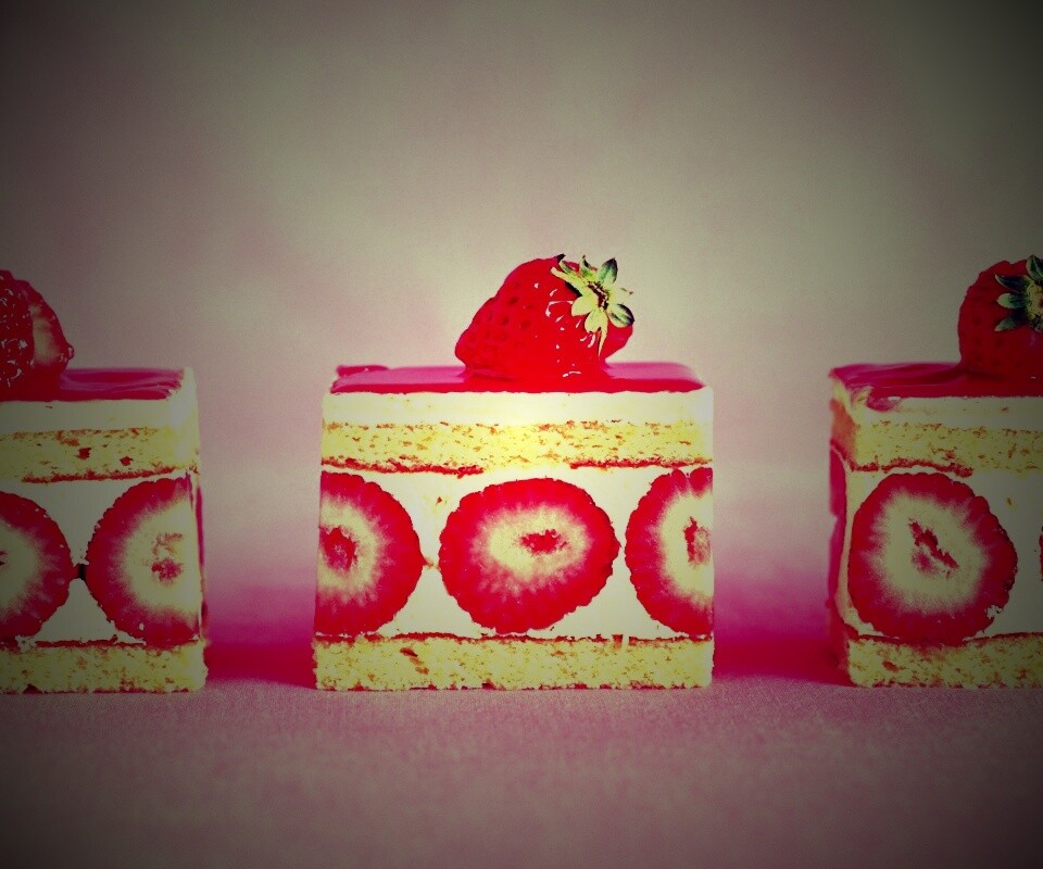 Ломтики клубничного торта обои