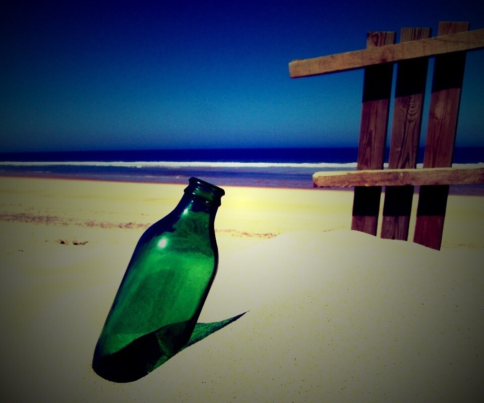 Бутылка на пляже обои