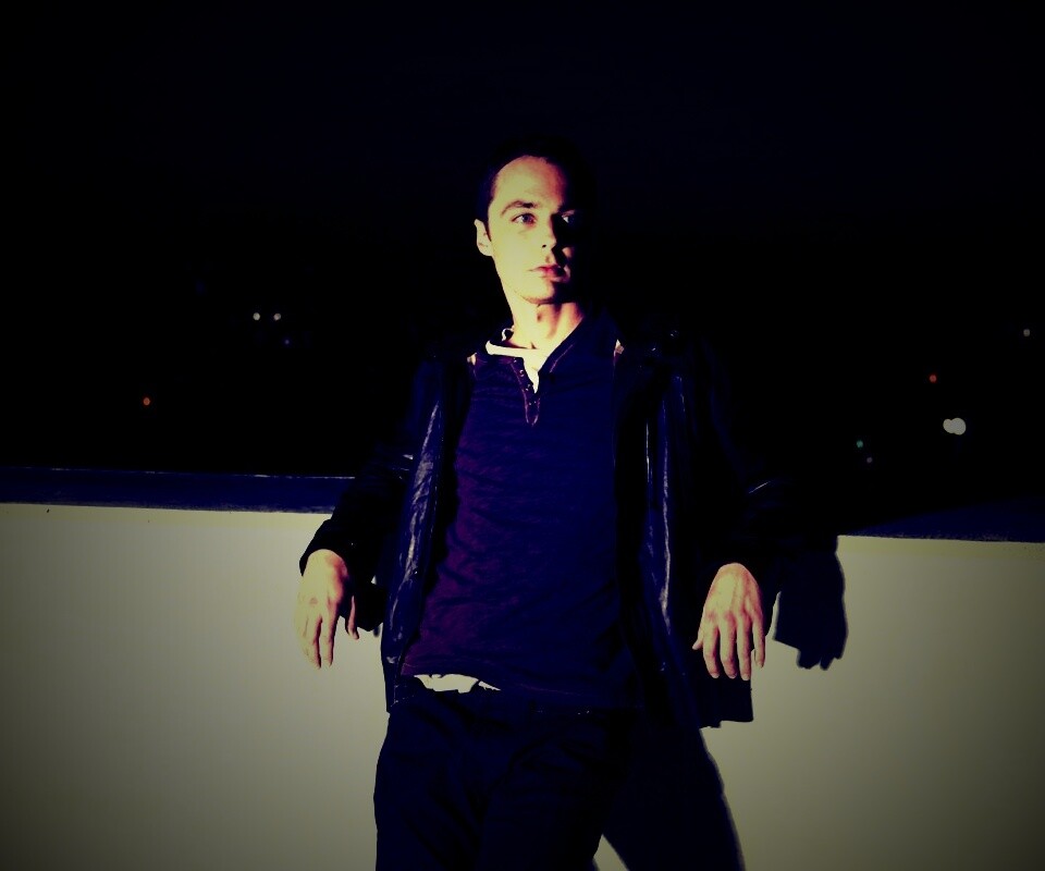 Джим Парсонс на балконе обои