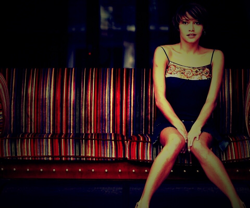 На диване обои