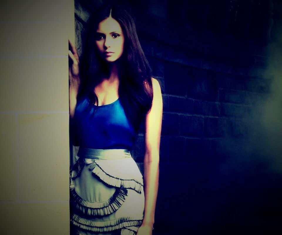 Девушка на лестнице обои