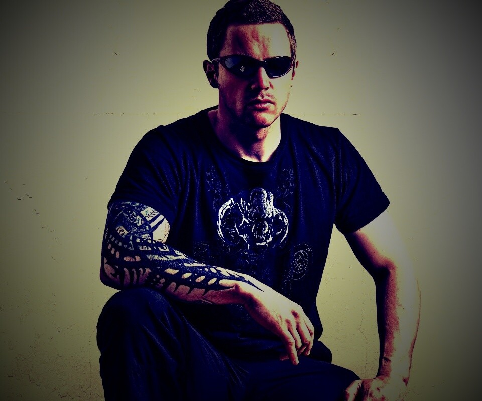 Парень с татуировкой обои