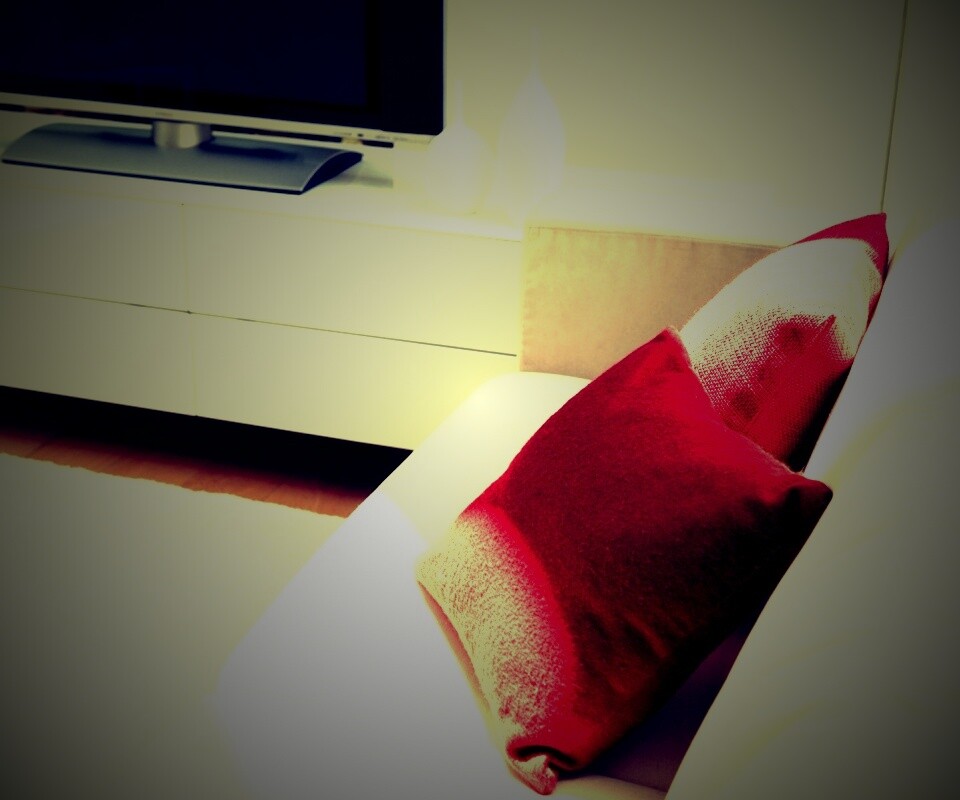 Подушки на диване обои