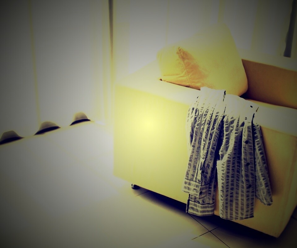 Рубашка на кресле обои