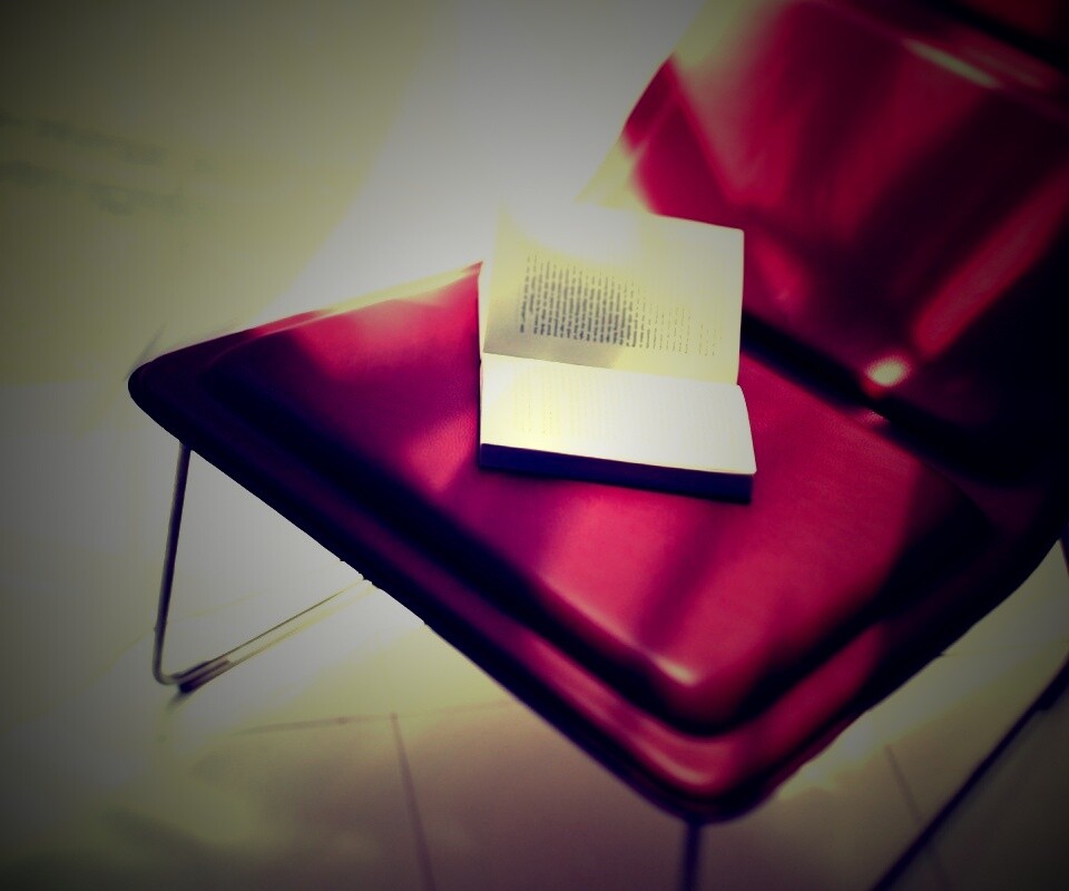 Книга на стуле обои