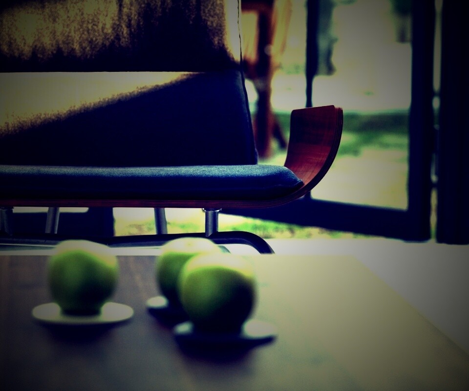 Яблоки на столе обои