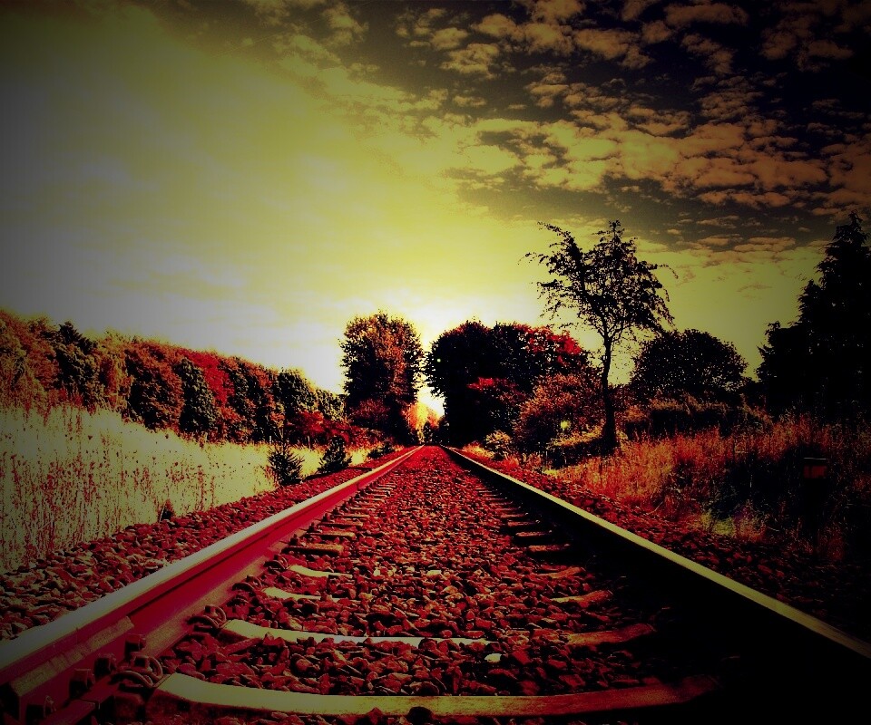 Уходящие в даль рельсы обои