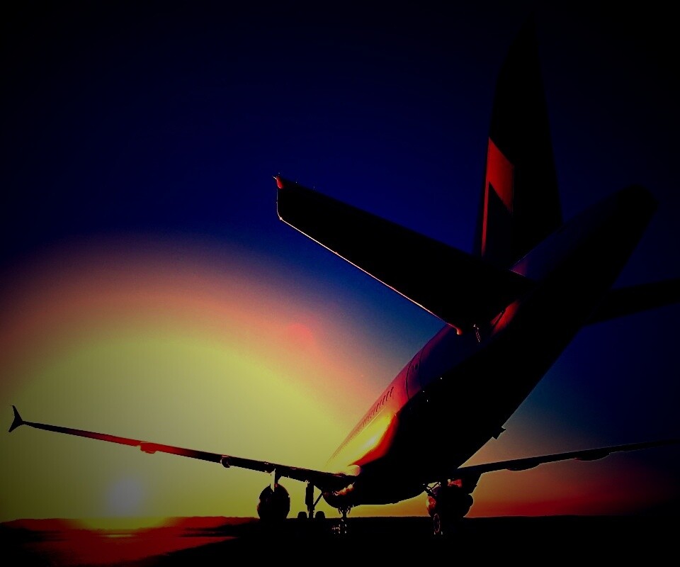 Самолет на закате обои