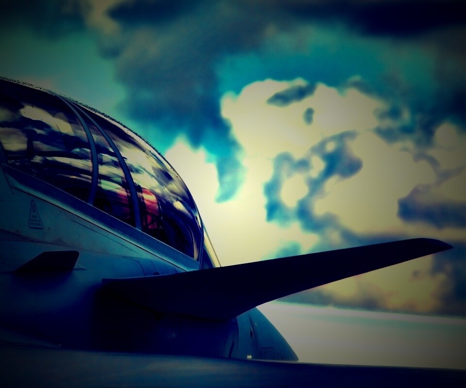 С крыла истребителя обои