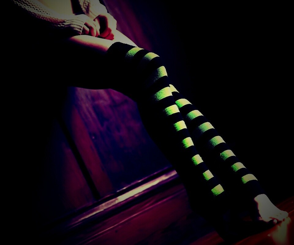 Ножки в полосатых чулках обои