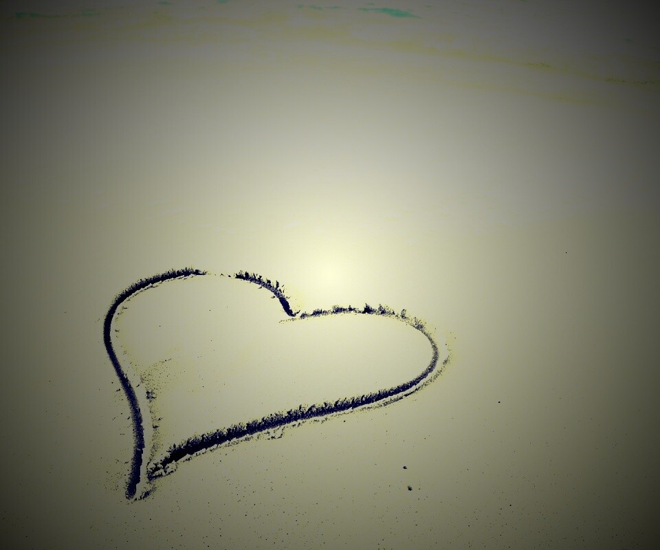 Аккуратное сердце на песке обои