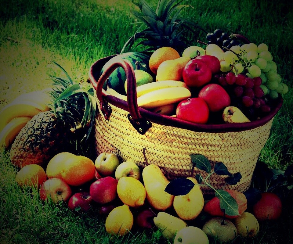 Корзина с фруктами обои