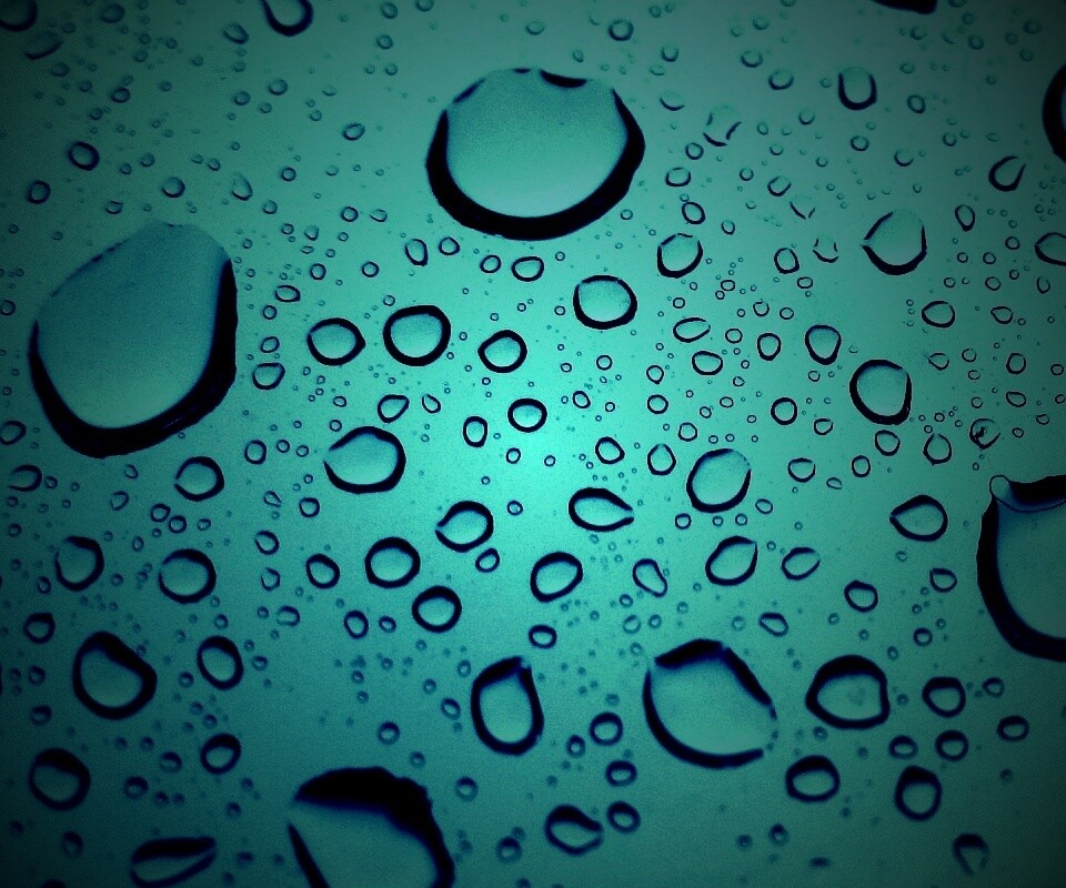 Капли воды на синем стекле обои