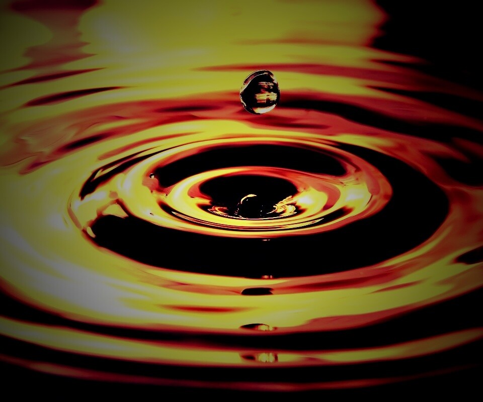 Капля падает в воду обои