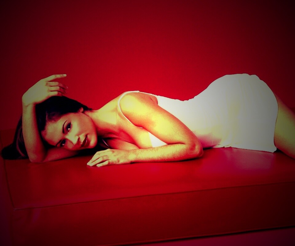 Алиса Милано на красном диване обои