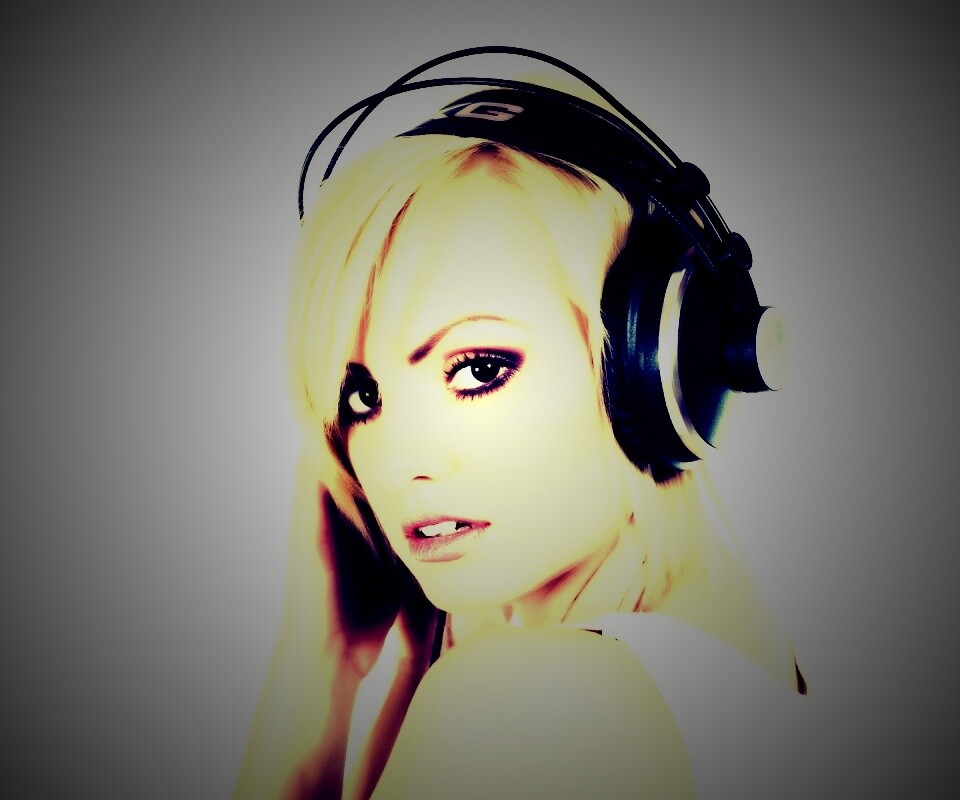 Девушка в наушниках обои