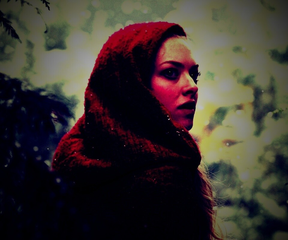 Amanda Seyfried in Red Riding Hood обои