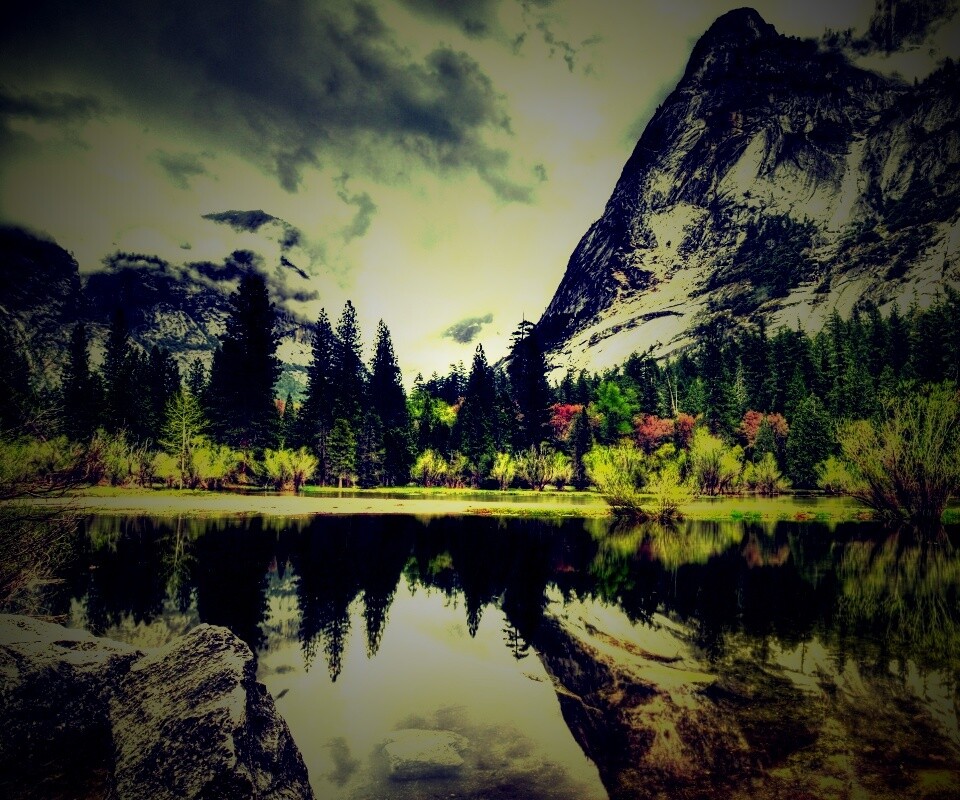 Красивый вид на маленькое горное озеро обои