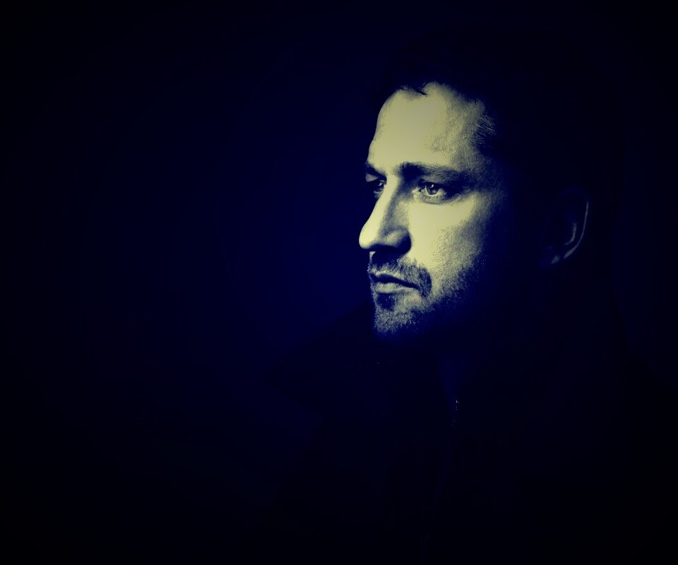 Джерард Батлер на темном фоне обои