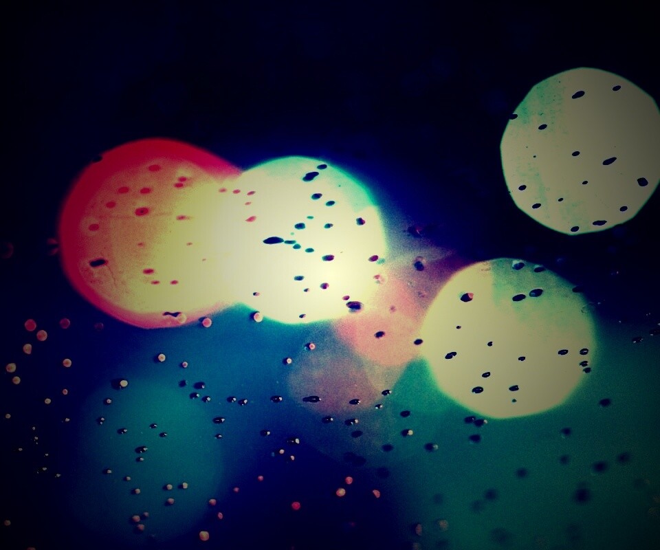 Огни, стекло и капли обои