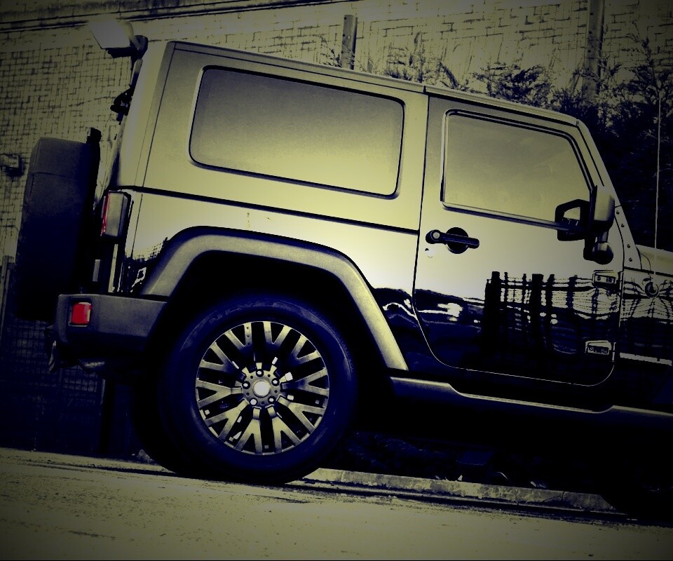 Черный внедорожник обои