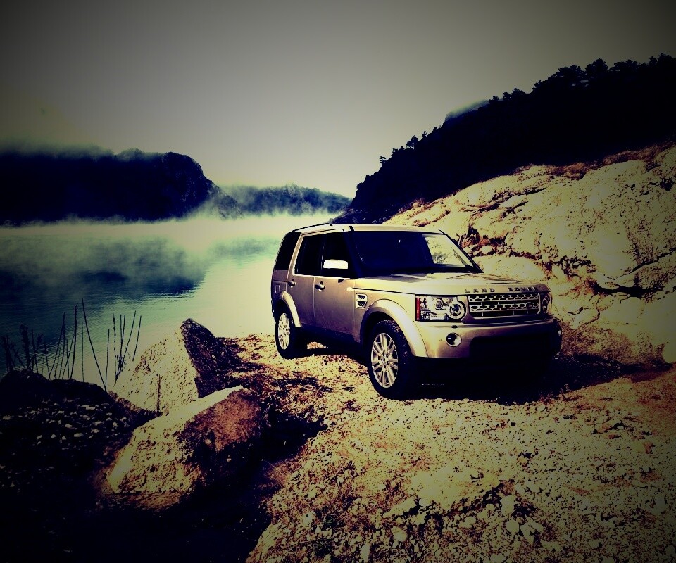 Range rover в горах у реки обои