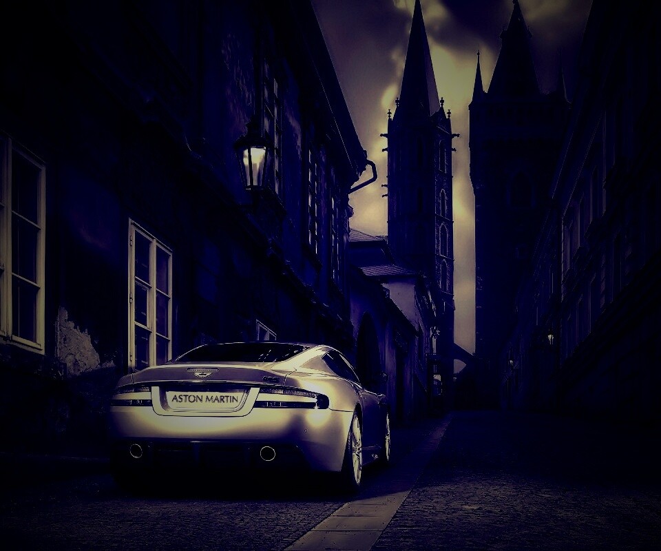 Aston Martin в старинном городе обои
