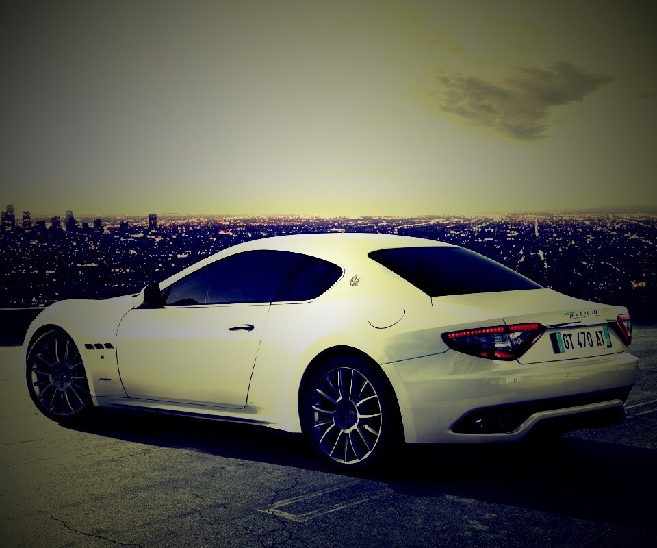 Maserati Granturismo на фоне города обои